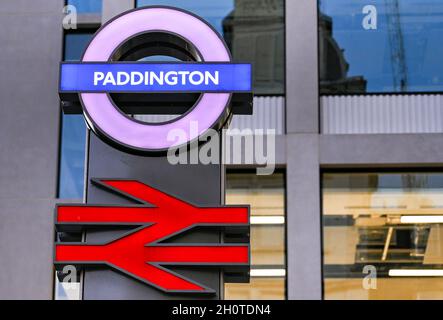 Londres, Angleterre - août 2021 : panneau devant l'entrée de la gare de Paddington Banque D'Images