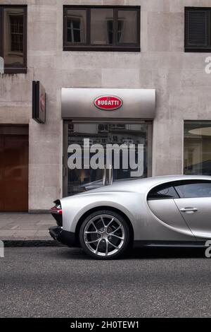 Le supercar Bugatti Chiron d'argent est stationné près d'un concessionnaire Bugatti dans le quartier de Mayfair, dans le centre de Londres, en Angleterre. Banque D'Images