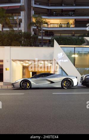 Silver Ferrari LaFerrari Supercar moderne garée dans un restaurant de luxe dans le centre de Monaco. Banque D'Images