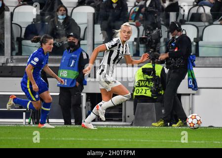 Turin, Italie.13 octobre 2021.Matilde Lundorf (12) de Juventus vu dans le match de l'UEFA Women's Champions League entre Juventus et Chelsea au stade de Juventus à Turin.(Crédit photo : Gonzales photo/Alamy Live News Banque D'Images