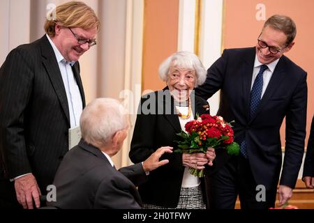 Berlin, Allemagne.14 octobre 2021.Andre Schmitz (l-r), Président de la Fondation Schwarzkopf Young Europe, Margot Friedländer, survivante de l'Holocauste, Wolfgang Schäuble, Président du Bundestag allemand et Michael Müller (SPD), Maire de Berlin, se réunissent pour la présentation du livre illustré "ICH lieb Berlin - Margot Friedländer".Le livre de portrait 'ICH lieb Berlin - Margot Friedländer zum 100.Geburtstag.A Portrait ' est publié par Edition Andreae - Lexxion Verlag.Credit: Fabian Sommer/dpa/Alay Live News Banque D'Images