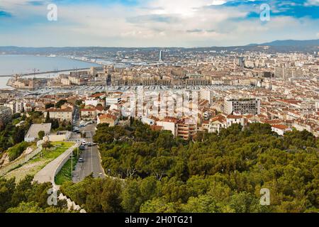 Marseille, France ; 29 mars 2011 : vue panoramique de notre-Dame de la Garde. Banque D'Images