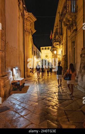 Scicli: Promenade dans la via Mormino Penna, avec vue sur Santa Teresa Banque D'Images