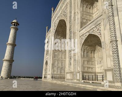 Magnifique photo de l'entrée du Taj Mahal à la lumière du jour Banque D'Images