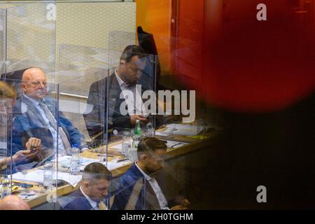 Magdebourg, Allemagne.14 octobre 2021.Hagen Kohl (M, AfD) siège dans la salle plénière du Parlement de l'État.Il a été élu vice-président du Parlement de l'État pour l'AfD.Il a échoué au premier et au deuxième tour de scrutin.Credit: Klaus-Dietmar Gabbert/dpa-Zentralbild/dpa/Alay Live News Banque D'Images