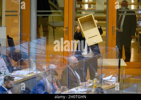 Magdebourg, Allemagne.14 octobre 2021.Un huissier montre l'urne vide avant le deuxième tour pour l'élection d'un vice-président du Parlement de l'État.Un candidat de l'AfD devait être élu au bureau, mais il a échoué au premier et au deuxième tour de scrutin.Credit: Klaus-Dietmar Gabbert/dpa-Zentralbild/dpa/Alay Live News Banque D'Images