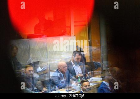 Magdebourg, Allemagne.14 octobre 2021.Hagen Kohl (M, AfD) siège dans la salle plénière du Parlement de l'État.Il a été élu vice-président du Parlement de l'État pour l'AfD.Il a échoué au premier et au deuxième tour de scrutin.Credit: Klaus-Dietmar Gabbert/dpa-Zentralbild/dpa/Alay Live News Banque D'Images