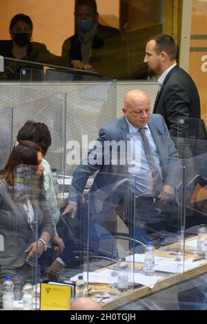 Magdebourg, Allemagne.14 octobre 2021.Hagen Kohl (M, AfD) s'élève de son siège dans la salle plénière du Parlement de l'État.Il a été élu vice-président du Parlement de l'État pour l'AfD.Il a échoué au premier et au deuxième tour de scrutin.Credit: Klaus-Dietmar Gabbert/dpa-Zentralbild/dpa/Alay Live News Banque D'Images