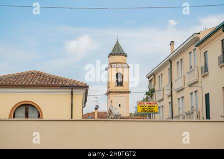 ROVIGO, ITALIE 14 OCTOBRE 2021 : petit clocher d'une église de banlieue Banque D'Images