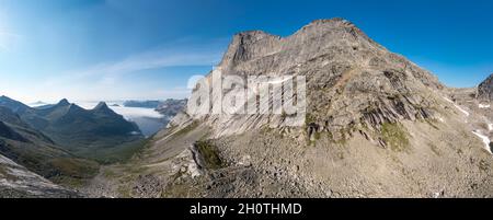 Vue aérienne de mt.Stetind, célèbre montagne norvégienne, vue de mi-chemin jusqu'au sommet, nord de la Norvège. Banque D'Images