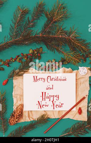 Maquette de Noël pour carte postale avec fruits secs, papier artisanal, boîte cadeau, jouets de noël faits main Banque D'Images