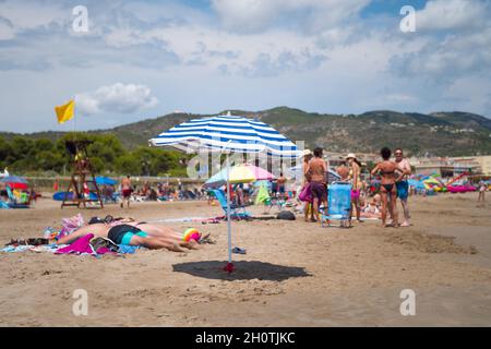 ALCOSSEBRE, ESPAGNE - 22 septembre 2021 : la Costa del Azahar, Communauté Valencienne, Espagne.Serra d'Irta en arrière-plan. Banque D'Images