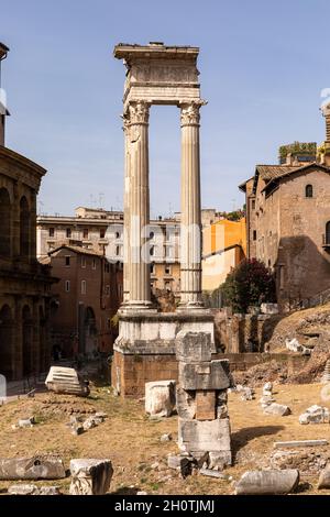 Ruines romaines anciennes par Teatro di Marcello ou Théâtre de Marcellus à Rome, Italie Banque D'Images