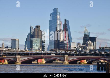 Vue sur la ville de Londres et le pont Blackfriars par temps clair.Londres, Royaume-Uni octobre 2021. Banque D'Images