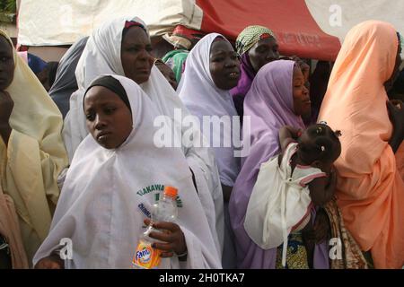 Femmes assistant à une cérémonie de mariage à Shinkafi, une ville de l'État de Zamfara dans le nord du Nigeria.La plupart des gens qui la vivent sont pauvres, vivant en dessous de 1 dollar par jour.La langue haouse est parlée comme la première langue de l'État, qui est également le premier État à avoir introduit la charia musulmane.« l'agriculture est notre fierté » est le slogan de l'État, qui est en grande partie agricole.12 avril 2008. Banque D'Images