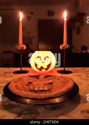 Gâteau en forme de citrouille avec table pour Halloween Banque D'Images