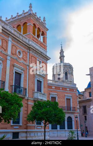 Valence, Espagne.23 septembre 2021 : édifice de l'archidiocèse de Valence, attaché à la cathédrale, avec le clocher appelé Miguelete dans le backgr Banque D'Images