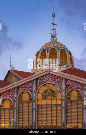Valence, Espagne.23 septembre 2021 : fenêtres éclairées, toit et dôme du célèbre et traditionnel marché central de la ville, au crépuscule Banque D'Images