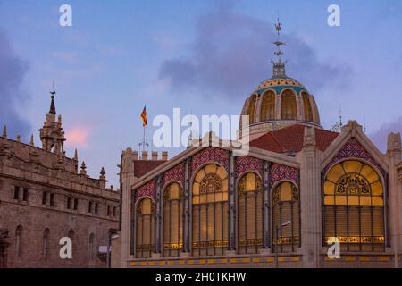 Valence, Espagne.23 septembre 2021 : fenêtres éclairées, toit et dôme du célèbre et traditionnel marché central de la ville, au crépuscule Banque D'Images