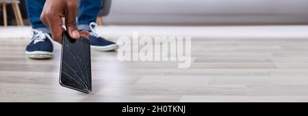 Téléphone à écran cassé fissuré.Gadget Drop Insurance Banque D'Images