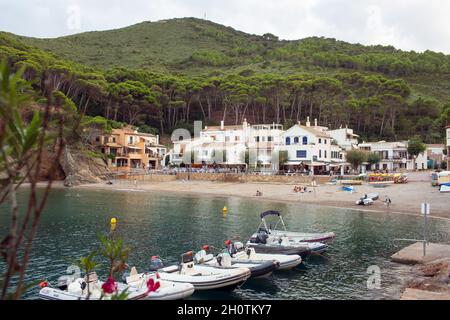 Sa thon, Gerona - 18 septembre 2021: Sa thon est une petite crique dans la région d'Alto Ampurdán en Catalogne, qui est très visitée surtout en été. Banque D'Images