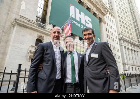 New York, États-Unis.14 octobre 2021.Sam Darwish (C) Président-directeur général, Mohamad Darwish (R) Président-directeur général et vice-président directeur général de l'IHS Nigeria participent au lancement de l'IHS Towers IPO à la Bourse de New York, à New York, le 14 octobre 2021.(Photo de Lev Radin/Sipa USA) crédit: SIPA USA/Alay Live News Banque D'Images