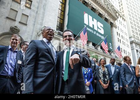 New York, États-Unis.14 octobre 2021.Le candidat du Parti démocratique pour le maire Eric Adams et le président et chef de la direction des tours IHS Sam Darwish assistent au lancement de l'IPO des tours IHS à la Bourse de New York, à New York, le 14 octobre 2021.(Photo de Lev Radin/Sipa USA) crédit: SIPA USA/Alay Live News Banque D'Images