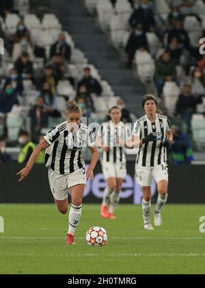 Turin, Italie.13 octobre 2021.Valentina Cernoia (Juventus FC Women) contrôle le ballon lors du Juventus FC contre Chelsea, match de football des femmes de la Ligue des champions de l'UEFA à Turin, Italie, octobre 13 2021 crédit: Independent photo Agency/Alay Live News Banque D'Images