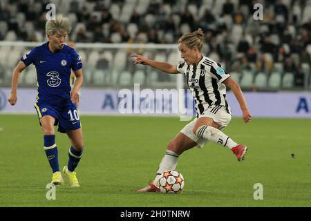 Allianz Stadium, Turin, Italie, 13 octobre 2021,Valentina Cernoia (Juventus FC femmes) contrôle le ballon contre SO-Yun Ji (Chelsea FC femmes) pendant Banque D'Images