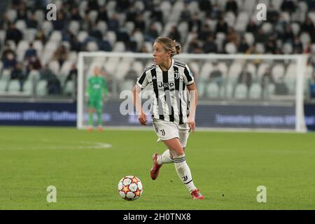 Turin, Italie.13 octobre 2021.Valentina Cernoia (Juventus FC Women) contrôle le ballon lors du Juventus FC contre Chelsea, match de football des femmes de la Ligue des champions de l'UEFA à Turin, Italie, octobre 13 2021 crédit: Independent photo Agency/Alay Live News Banque D'Images