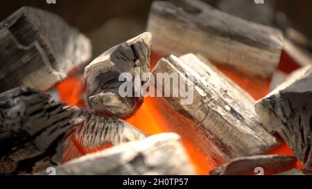 Gros plan sur les charbons lumineux.Charbon de bois et bois de chauffage brûlant dans un grill, gros plan. Banque D'Images