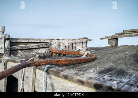 Gros plan sur un vieux bateau de pêche en bois rouillé à Dungeness, Kent, Angleterre Banque D'Images