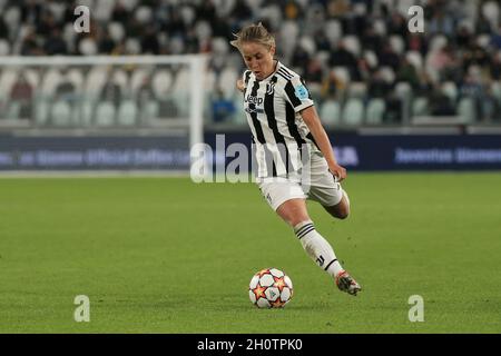 Allianz Stadium, Turin, Italie, 13 octobre 2021,Valentina Cernoia (Juventus FC Women) contrôle le ballon pendant le Juventus FC vs Chelsea - UEFA Champi Banque D'Images