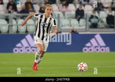 Turin, Italie.13 octobre 2021.Valentina Cernoia (Juventus FC Women) contrôle le ballon lors du Juventus FC contre Chelsea, match de football des femmes de la Ligue des champions de l'UEFA à Turin, Italie, octobre 13 2021 crédit: Independent photo Agency/Alay Live News Banque D'Images