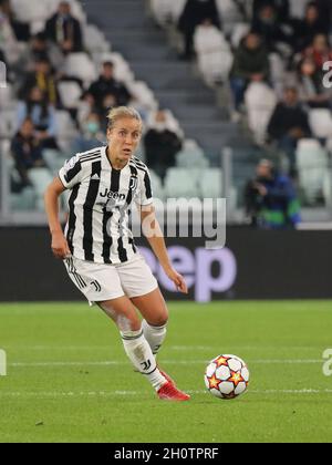 Turin, Italie.13 octobre 2021.Valentina Cernoia (Juventus FC Women) contrôle le ballon lors du Juventus FC contre Chelsea, match de football des femmes de la Ligue des champions de l'UEFA à Turin, Italie, octobre 13 2021 crédit: Independent photo Agency/Alay Live News Banque D'Images