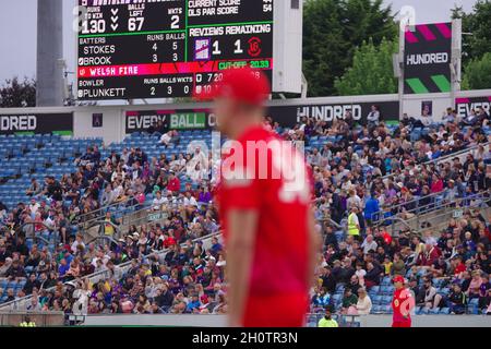 Leeds, Angleterre, le 24 juillet 2021.Le tableau de bord et la foule à une centaine de mathématiques à Headingley.Le feu gallois est en feu.Crédit Colin Edwards Banque D'Images