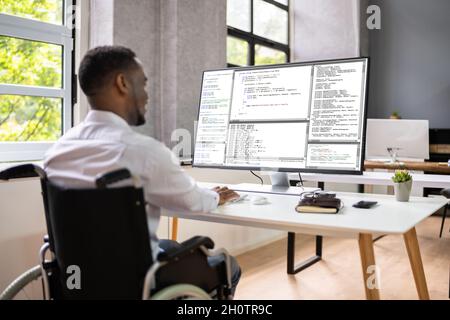 Développeur Web afro-américain.Codage du programmateur logiciel Banque D'Images