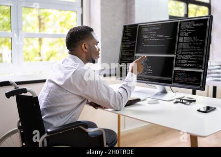 Développeur Web afro-américain.Codage du programmateur logiciel Banque D'Images