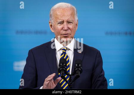Washington, États-Unis.14 octobre 2021.LE président AMÉRICAIN Joe Biden parle de sa réponse administrationâs COVID-19 et de son programme de vaccination du bureau exécutif Eisenhower à Washington, DC, Etats-Unis, le 14 octobre 2021.Credit: Abaca Press/Alay Live News Banque D'Images