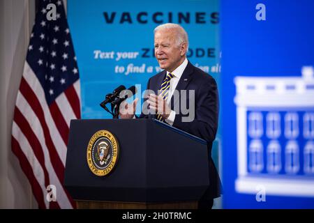 Washington, États-Unis.14 octobre 2021.LE président AMÉRICAIN Joe Biden parle de sa réponse administrationâs COVID-19 et de son programme de vaccination du bureau exécutif Eisenhower à Washington, DC, Etats-Unis, le 14 octobre 2021.Credit: Abaca Press/Alay Live News Banque D'Images