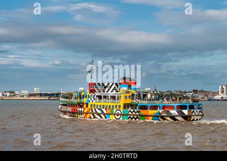 Mersey Ferry 'Snowdrop' part du quai de Pier Head à Liverpool, Merseyside, Royaume-Uni. Banque D'Images