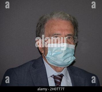 Turin, Italie.14 octobre 2021.Turin, Italie Foire internationale du livre 2021 Romano Prodi avec Gustavo Zagrebelsky parler de son livre Strana la mia vita et Nicola Lagioia, directeur de la Foire du livre.Dans la photo: Romano Prodi crédit: Agence de photo indépendante/Alamy Live News Banque D'Images