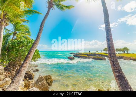 Soleil qui brille sur la plage du Bas du fort en Guadeloupe, Petites Antilles.Antilles, mer des Caraïbes Banque D'Images