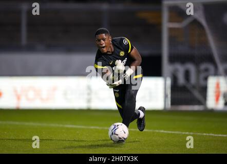 Bristol, Royaume-Uni.13 octobre 2021.Le gardien de but Prince Adegoke de Chelsea U21 a pré-match lors du match du Trophée « Papa John's » de l'EFL entre Bristol Rovers et Chelsea U21 au Memorial Stadium de Bristol, en Angleterre, le 13 octobre 2021.Photo d'Andy Rowland.Crédit : Prime Media Images/Alamy Live News Banque D'Images