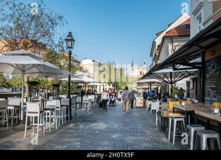 Ljubljana, Slovénie (9 octobre 2021) - la promenade le long de la rivière Ljubljana avec de nombreux bars et restaurants dans le centre-ville Banque D'Images