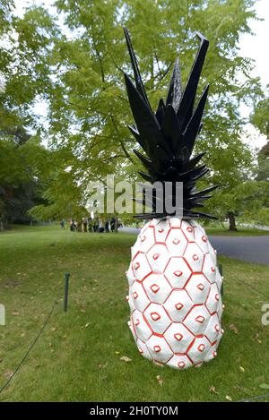 Londres, Royaume-Uni.14 octobre 2021.'Frise Sculpture at the Regent's Park' - exposition de sculptures en plein air pour accompagner l'événement de Fieze London qui commence aujourd'hui.Rose Wylie, Pineapple, 2020 crédit: Phil Robinson/Alay Live News Banque D'Images