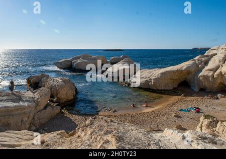 Plages isolées et formations rocheuses calcaires, Sea Caves, Peia, région de Paphos, Chypre. Banque D'Images