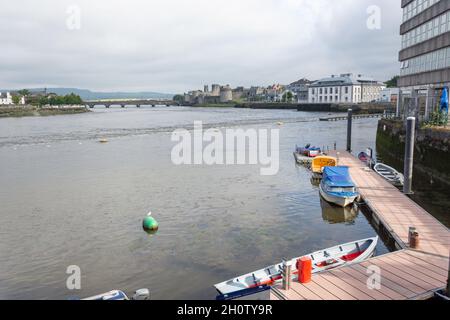 Château du Roi John's du XIIIe siècle en face de Shannon depuis Arthur's Quay, Limerick (Luimneach), Comté de Limerick, République d'Irlande Banque D'Images