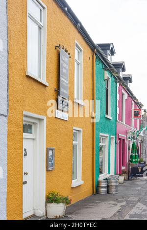 Maisons mitoyennes colorées, rue principale, Adare (Ath Dara), Comté de Limerick, République d'Irlande Banque D'Images