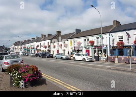 Scène de rue, rue principale, Adare (Ath Dara), Comté de Limerick, République d'Irlande Banque D'Images